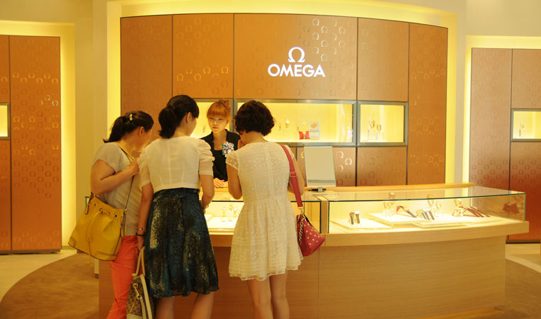 欧米茄专柜,面积达到145平米,完全按照旗舰店的标准设计,与北京,上海